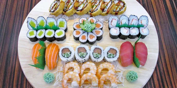 44 kousků sushi: sake maki, ebi kushiyaki i italian roll + sushi salát a wasabi