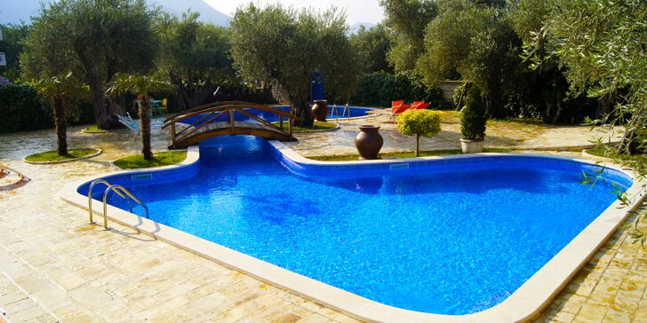 7 nocí v Černé Hoře: hotel s polopenzí a bazénem 450 m od pláže