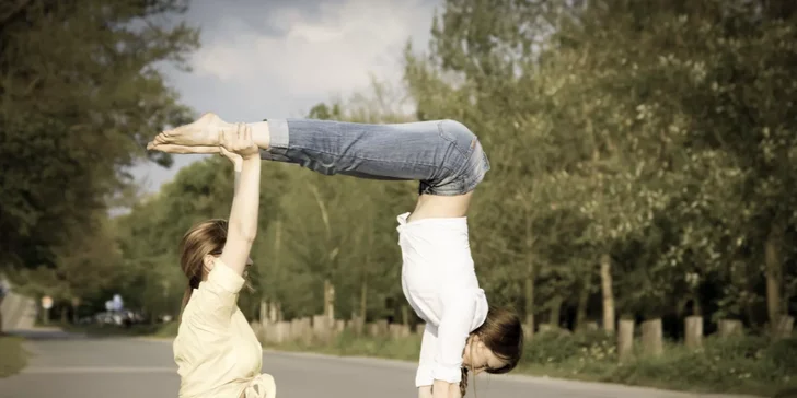 Skupinové lekce, jóga, pole dance, aerial hoop, závěsná jóga, kalisthenika aj.
