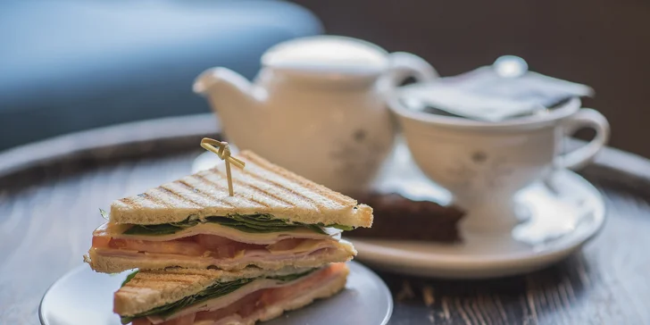 Snídaně na Václavském náměstí: toasty nebo wrapy a velký výběr nápojů
