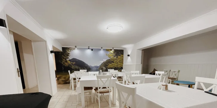 Raňajky sú bufetové, večere servírované.