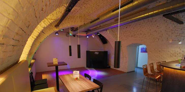 Párty/oslava až pro 20 přátel v HighFive baru: drinky, zábava a Play Zone