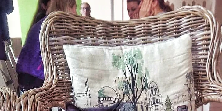 Káva nebo čaj, domácí dezert a prima společnost v kočičí kavárně pro 1 či 2