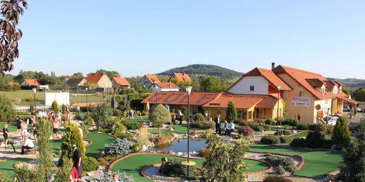 Celodenní výlet na Adventure golf v Počepicích: vstupy pro 2 nebo rodinu