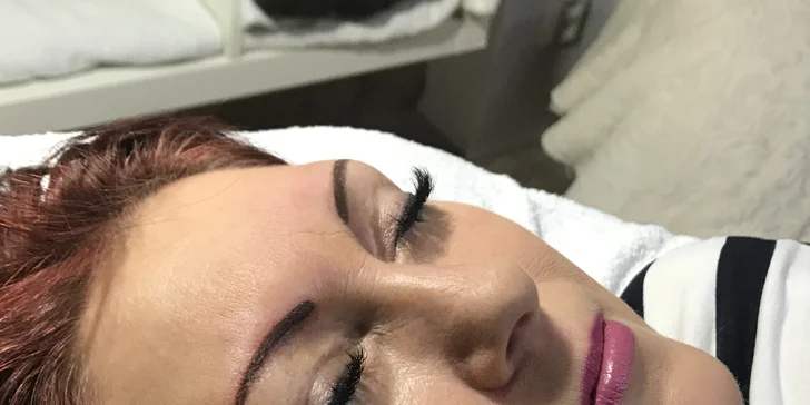 Krásná hned po probuzení: permanentní make-up obočí včetně doplnění