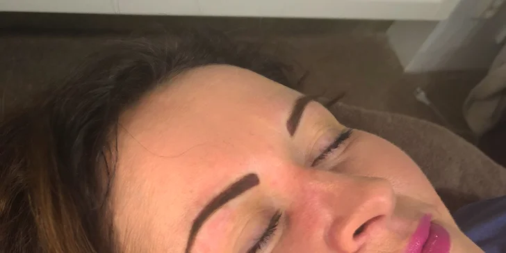 Krásná hned po probuzení: permanentní make-up obočí včetně doplnění