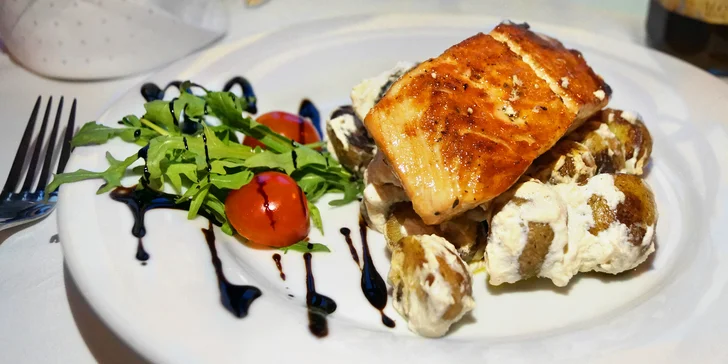4chodové menu: tatarák z lososa nebo mušle, mořská ryba, tiramisu i víno