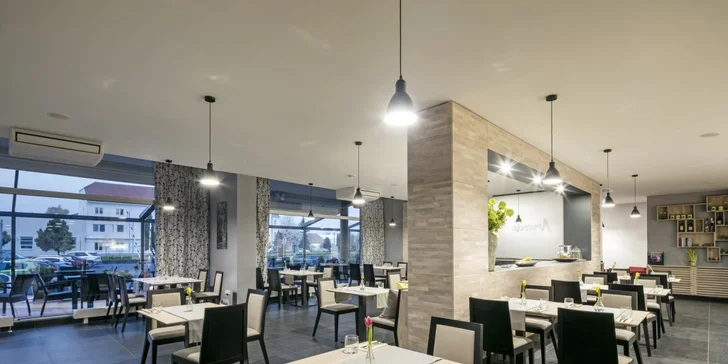 V restauraci se tradiční moravské suroviny snoubí s přípravou podle francouzských trendů. 