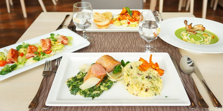 4chodové menu pro 2: polévka, panenka sous vide nebo kuřecí steak, dezert