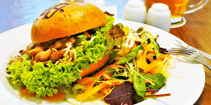 Trhaný vepřový bůček v domácí bulce a jarní salátek v restauraci Sborovna