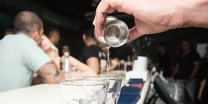 Připijte víkendu klasikou: 1, 2 nebo 4 míchané drinky v music clubu Mandarin
