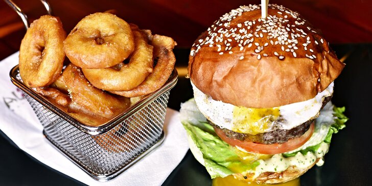 Burger s domácími hranolky nebo cibulovými kroužky i miniburgery pro 1 či 2