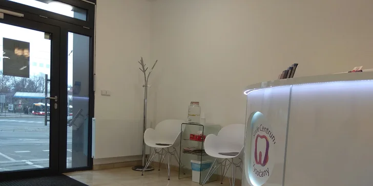 Pryč se zubním kamenem: Dentální hygiena včetně pískování Air-flow