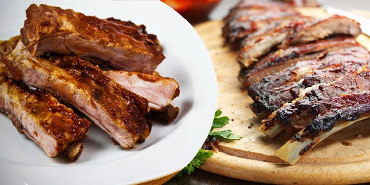 Parádní 1,5kg porce marinovaných vepřových žeber! Grilovaná dobrota s hořčicí, křenem i pečivem až pro 4 jedlíky.