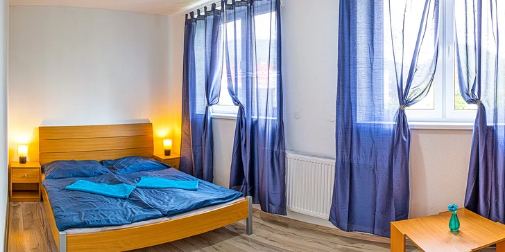 Ubytujete se v pokoji či apartmánu.