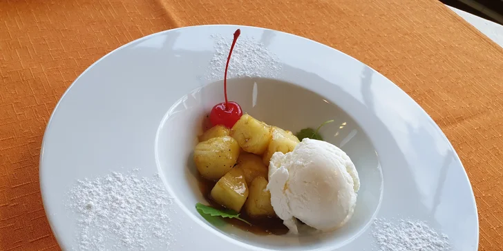 Chybět nebude ani sladká tečka – ananas pečený na medu.