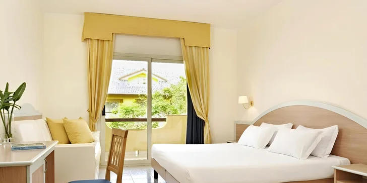Zabydlíte se ve 4* resortu, kde vám připraví dvou- až čtyřlůžkový pokoj. 