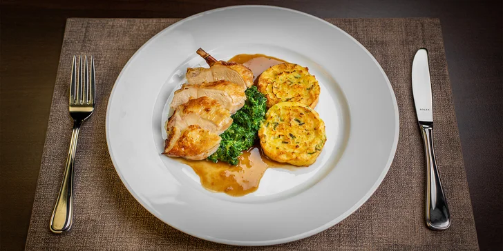Těšit se můžete nejen na tříchodové menu v hlavní roli s dozlatova grilovaným filírovaným kuřecím supreme s gratinovanými bramborami.
