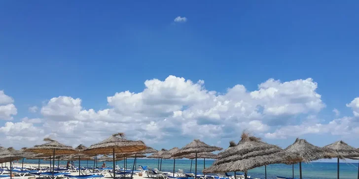Lehátka a slunečníky vám budou k dispozici zdarma u bazénu i na pláži.