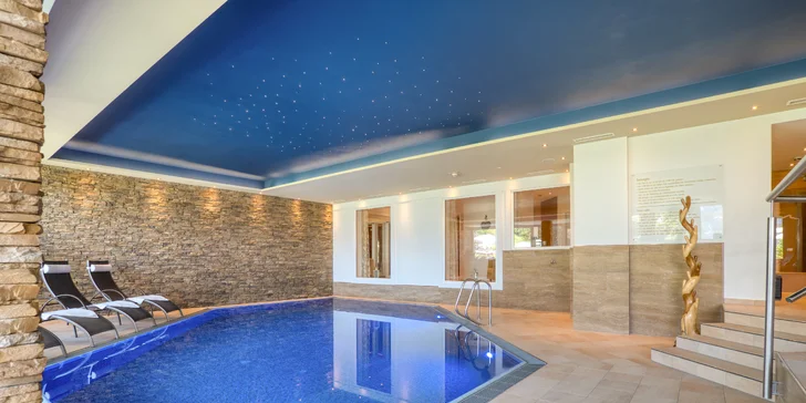 Součástí hotelového wellness je vyhřívaný bazén.