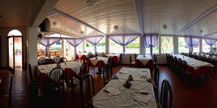 Součástí kempu je klasická italská restaurace, která nabízí skvělé mořské speciality a kvalitní italské víno.