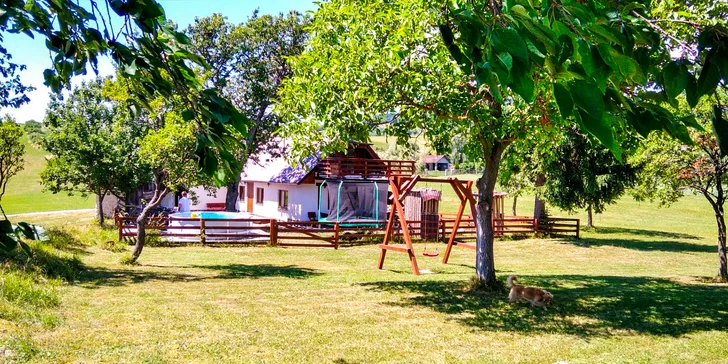 V exteriéri chalupy objavíte terasu s posedením a grilom, detské ihrisko, hojdačku, hračky a trampolínu