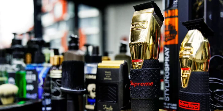 Poskytují tu luxusní barber služby, ať už potřebujete rychlý pánský střih, kompletní relaxační zážitek, nebo balíček pro tátu a syna. 
