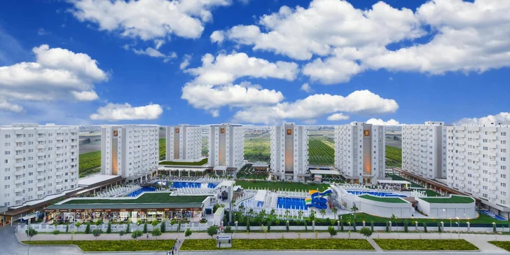 Rozsáhlý čtyřhvězdičkový resort vás zaujme svou unikátní architekturou tvořenou několika moderními bloky.