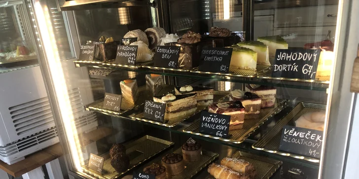 Když k tomu ještě zaboříte lžičku do punčáku, cheesecaku, mrkvového dortu či jiného zákusku dle vašeho vlastního výběru z aktuální nabídky, ocitnete se rázem v sedmém nebi.