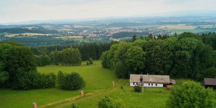Z rozhledny se nabízí nádherný výhled do okolí.