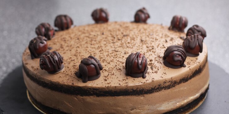 Bezlepkový dort: mrkvový s ořechy nebo čokoládový s višněmi: 1450 g