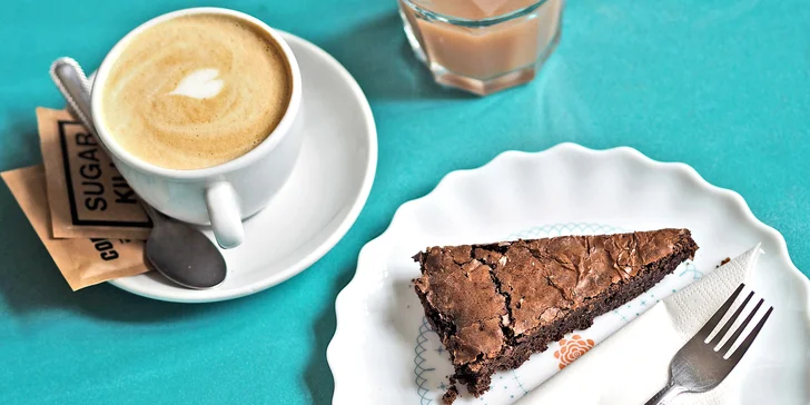 Kafe a dortík pro rodiče, mošt a zákusek pro děti + velká herna plná hraček