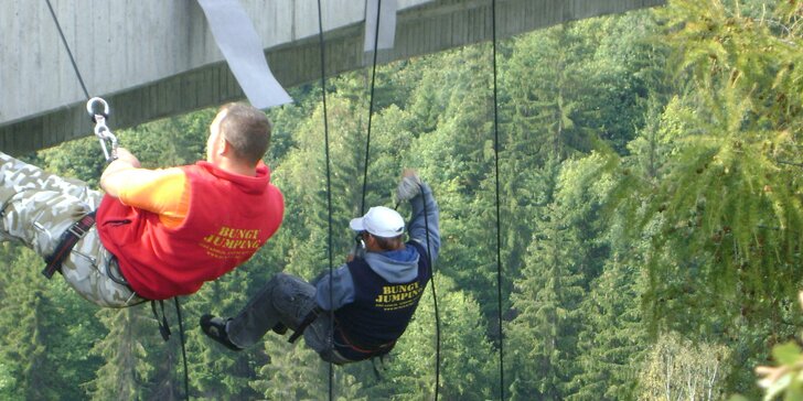 Vyžeňte adrenalin na maximum: slaňování 62m mostu nad údolím Hačky