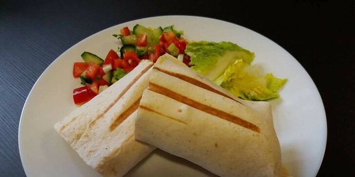 Zdravý oběd nebo svačina: tortilla s kuřecími stripsy či výběr ze salátů