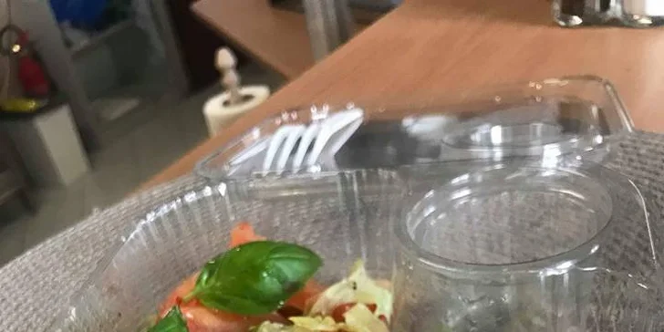 Zdravý oběd nebo svačina: tortilla s kuřecími stripsy či výběr ze salátů
