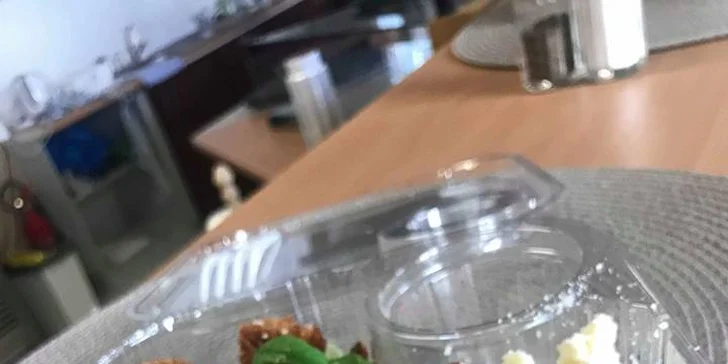 Zdravý oběd nebo svačina: tortilla s kuřecími stripsy či výběr ze salátů