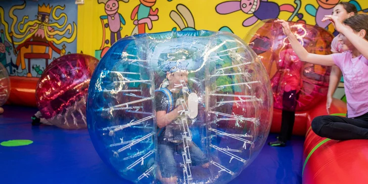 Hodně povedená je hra Nikomu se nevyhýbám. V nafouknutých koulích Bumper Ball do sebe budete narážet a snažit se zůstat na nohou.