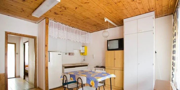 V bungalovu je kuchyňský kout s lednicí a základním vybavením. 