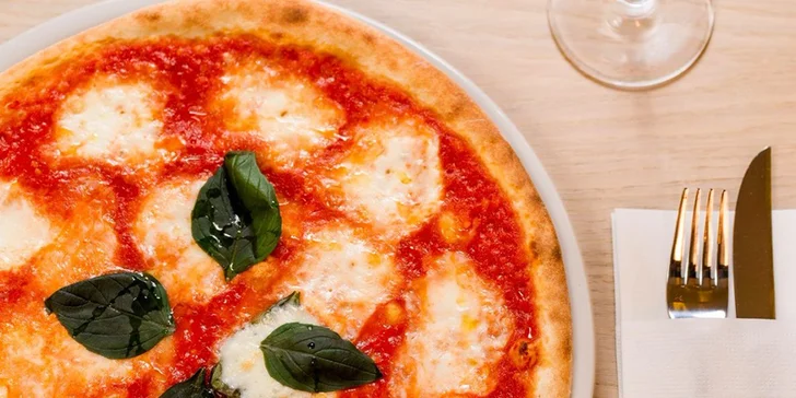 2 křupavé pizzy dle výběru o průměru 32 cm v Pasta & Pizza Mecca