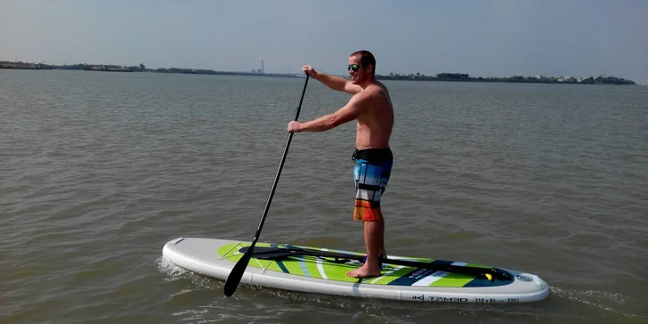 Projeďte se po Berounce: 120 minut na paddleboardu