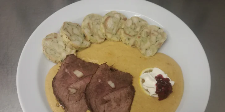 Oběd jako od babičky: polévka a svíčková, guláš nebo plněné knedlíky