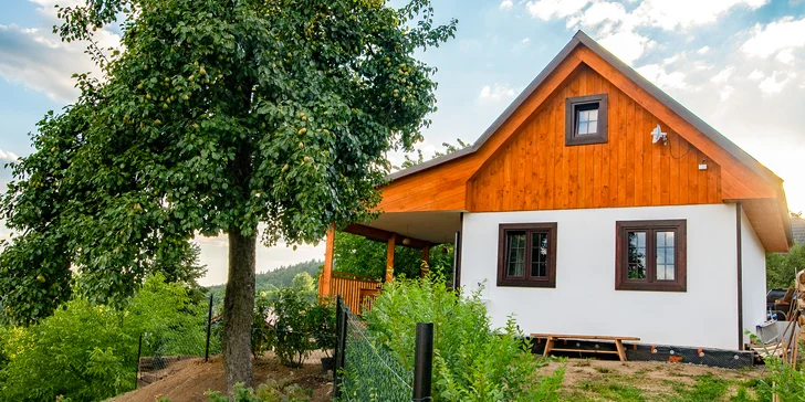 Tiny House Libling Hruštička stojí na kopci na konci prekrásnej obce Štiavnické Bane.
