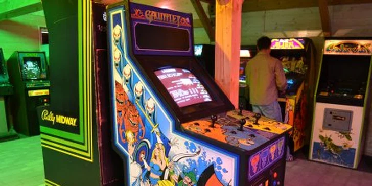 169 Kč za rodinné vstupné do videoherny a muzea arkádových automatů ArcadeHry.cz! Retro zábava pro celou rodinu i možnost ukázat dětem, jak se pařilo před lety, se slevou 50 %.