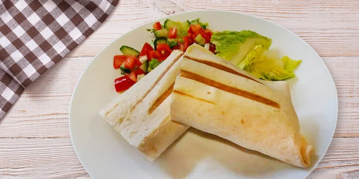 Zdravý oběd nebo svačina: tortilla s kuřecími stripsy či výběr ze salátů