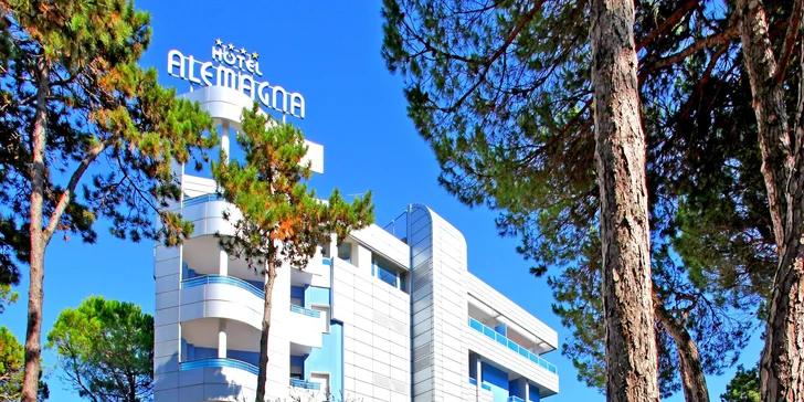 7 nocí s polopenzí v 4* hotelu s bazénem v Bibione, plážový servis v ceně