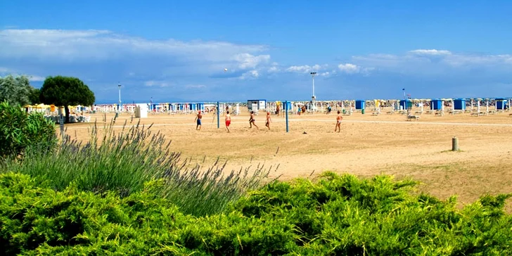 7 nocí s polopenzí v 4* hotelu s bazénem v Bibione, plážový servis v ceně