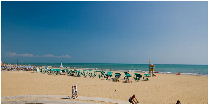 7 nocí s polopenzí v 4* hotelu s bazénem v Bibione, plážový servis v ceně