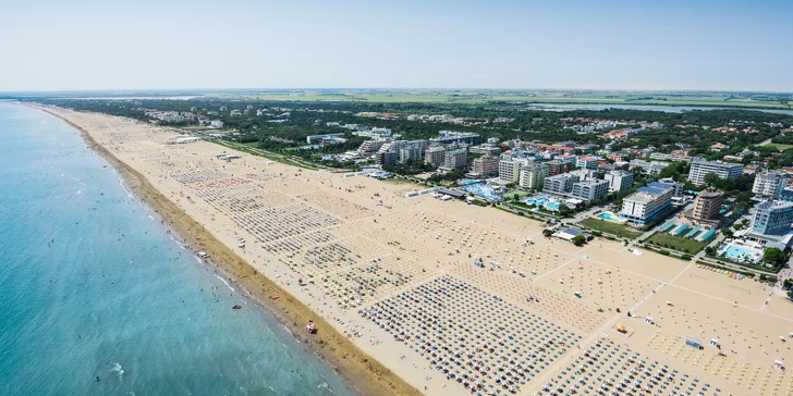 7 nocí s polopenzí v 4* hotelu s bazénem v Bibione, plážový servis v ceně