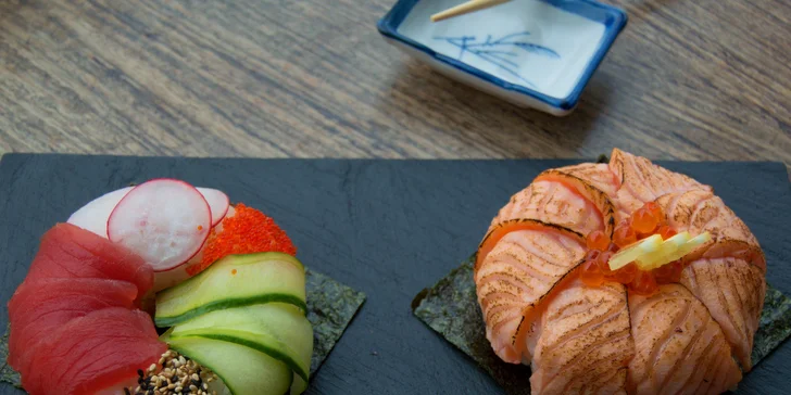 Sushi donuty: 2 či 4 kousky s flambovaným lososem a dalšími pochoutkami