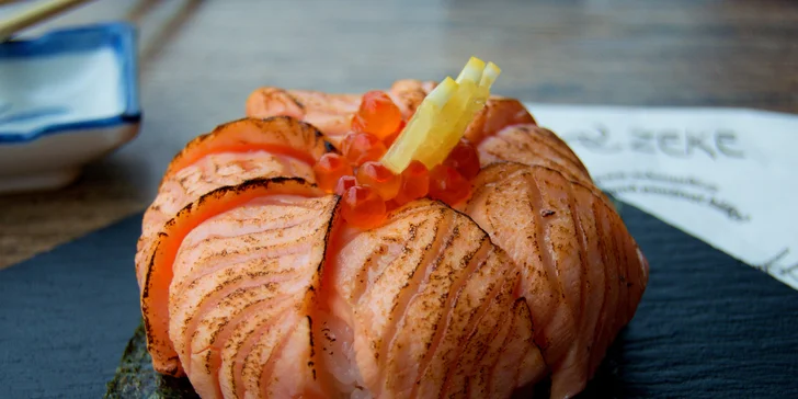 Sushi donuty: 2 či 4 kousky s flambovaným lososem a dalšími pochoutkami